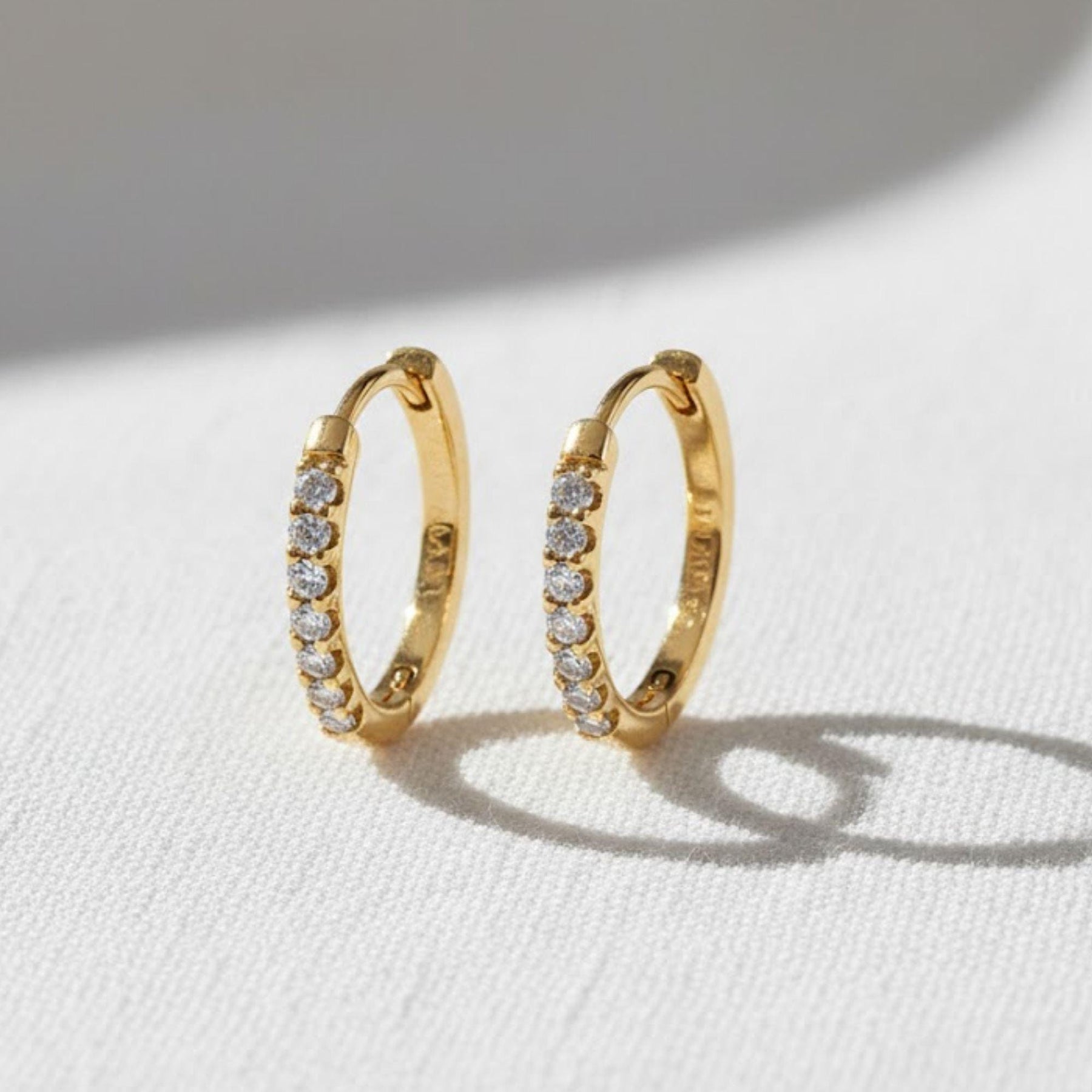 Diamond Hoop Earring / Diamond Huggies / 14k Solid Gold Huggie Earrings / Tiny Hoop Earrings / Diamond Hoop Earring / Last Minute Gift